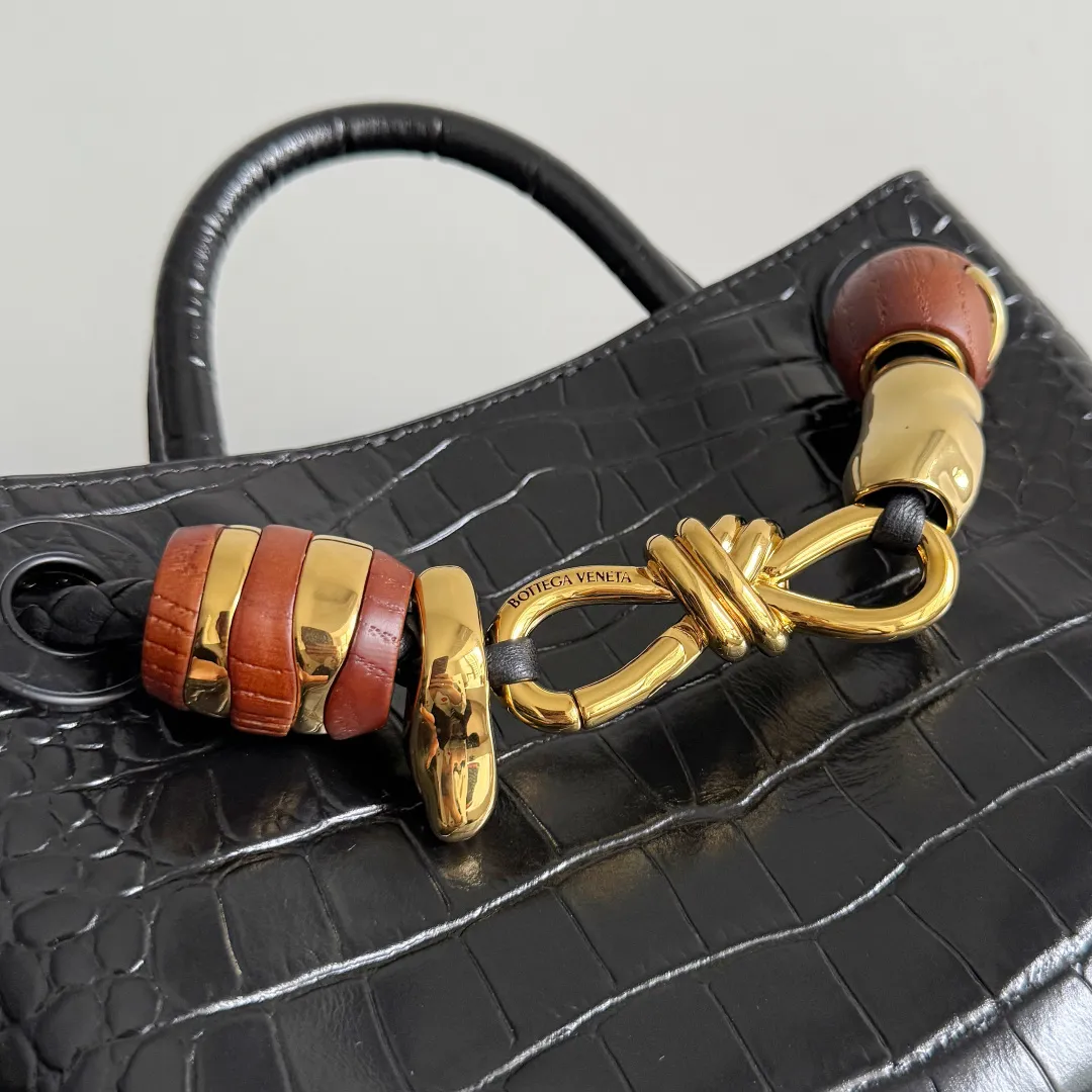 Batch 2880 BOTTEGA VENETA crocodile leather mini andiamo is paired with a four-piece oak hardware set, making the entire bag more layered. As a classic model of the BV family, each innovation brings different surprises to fans. There are three ways to carry it with different makeup. Crocodile skin is called the gold in leather and is famous for its top luxury and rarity. During use, the luster of the crocodile skin will not fade or fade with time. No matter how long it is used, it will still remain new. And because each crocodile skin is different, the effect of each crocodile leather bag is different. Style number: 777614+wood hardware Size: 22*15.5*9cm